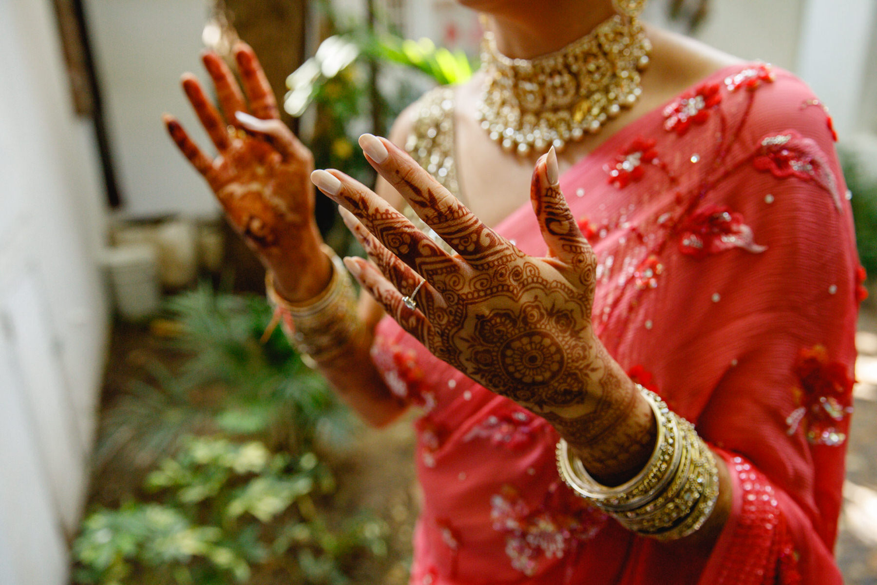 Elegant Indian bride in a bridal lehenga, complemented by intricate jewelry, during her wedding in Cartagena de Indias.
