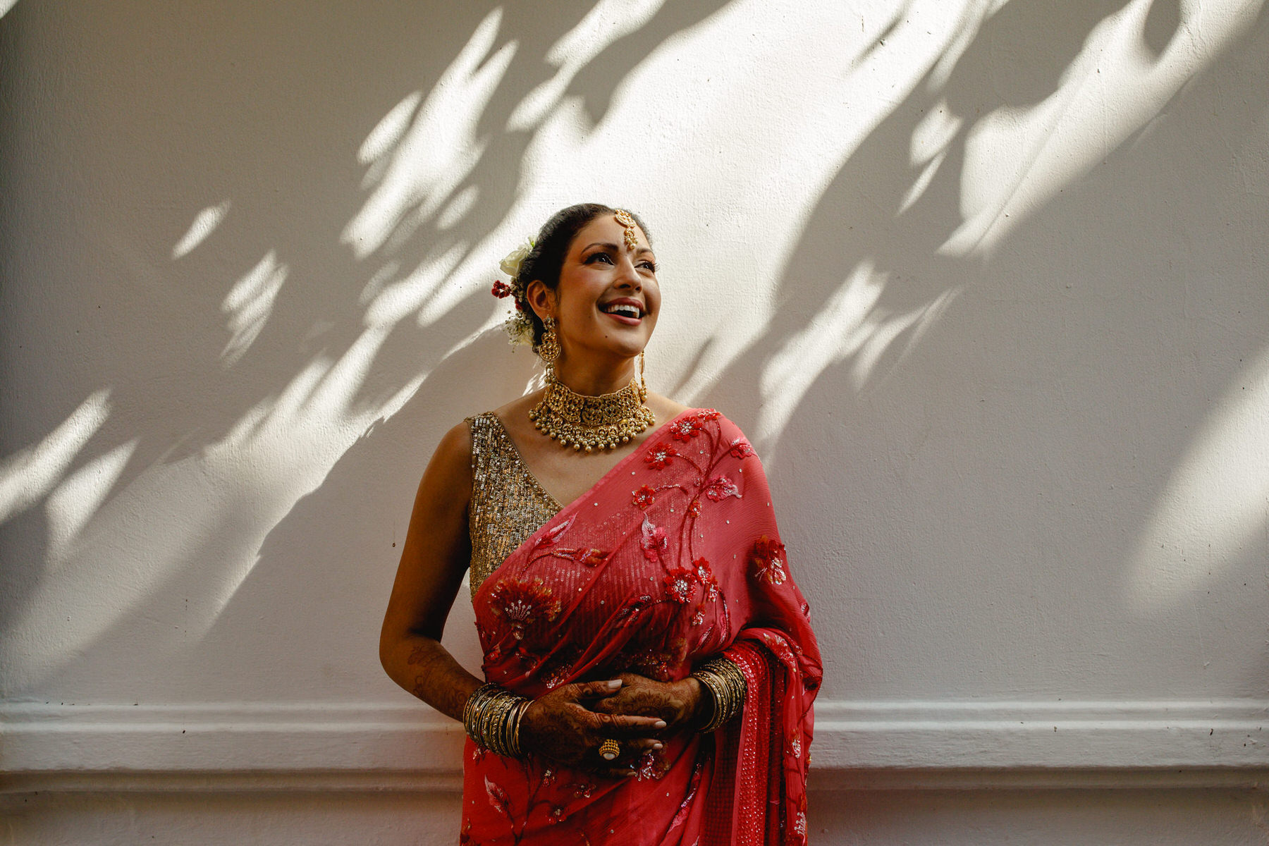 Elegant Indian bride in a bridal lehenga, complemented by intricate jewelry, during her wedding in Cartagena de Indias.