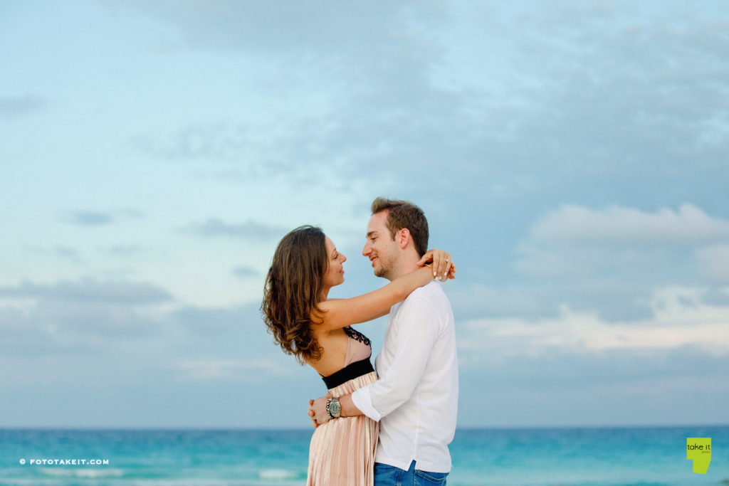 candid marriage proposal Cancun